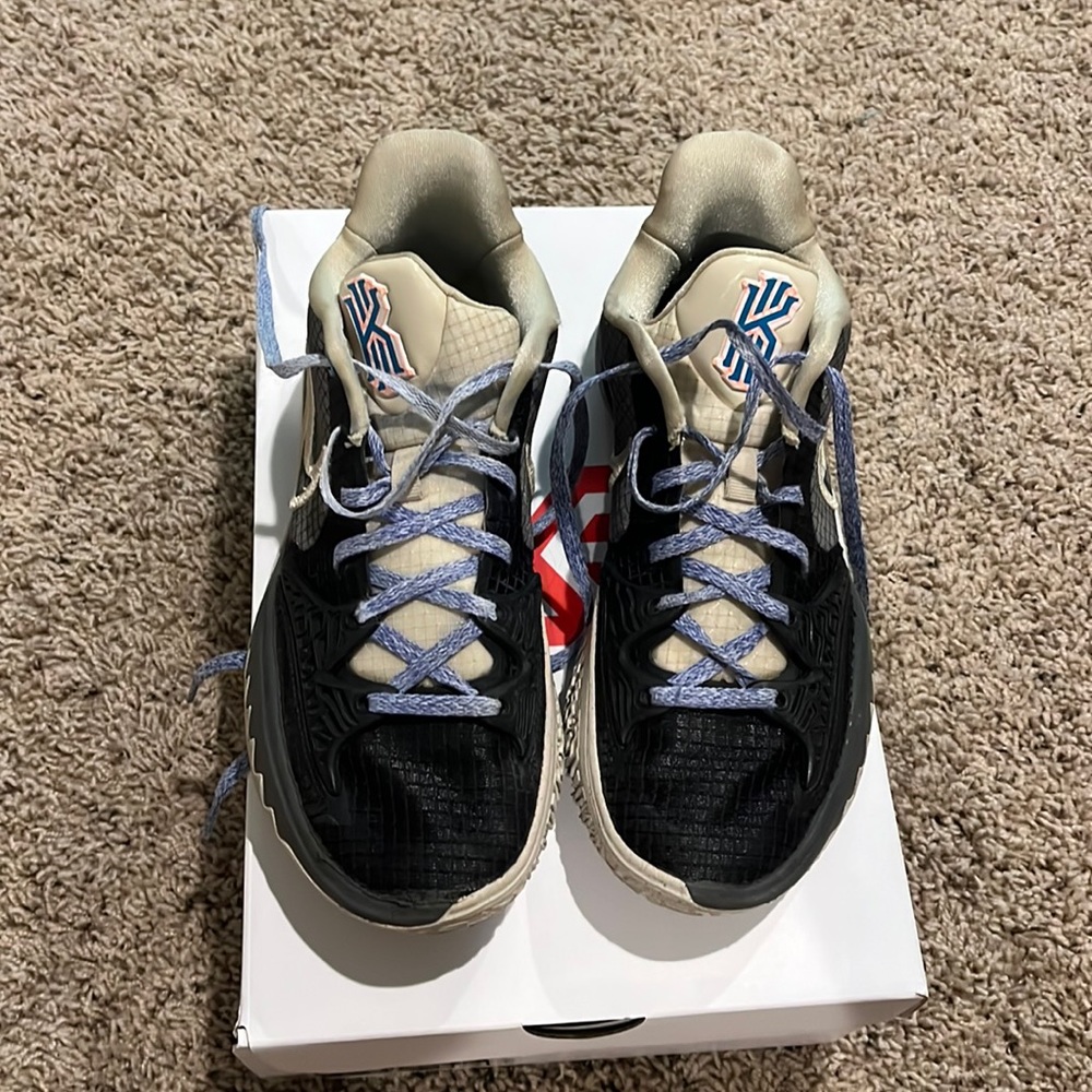 Kyrie low four basketball shoes